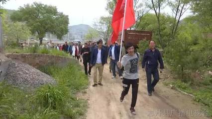縣文聯開展“到人民中去”文藝扶貧志愿服務活動 攝影擴印服務溫暖鄉村